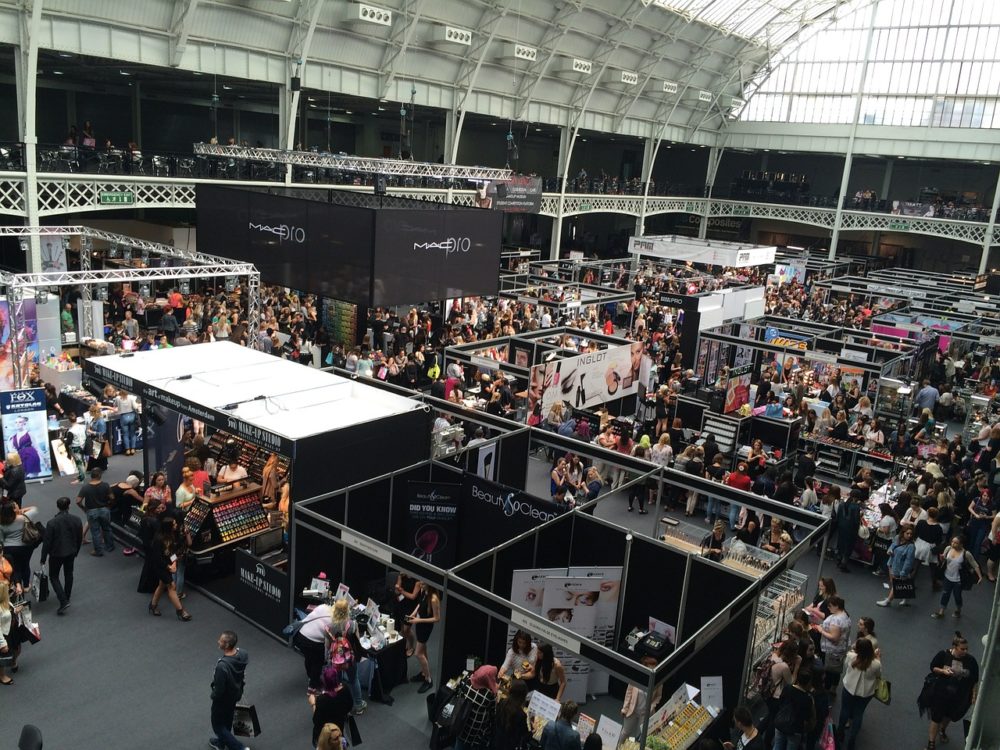 Set up a trade show ipad kiosk to collect customer data - OnSpot Social